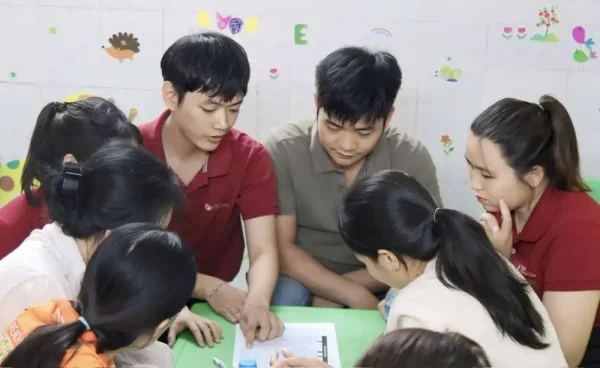 Phụ huynh tham gia kế hoạch học tập cho trẻ chậm nói Biên Hòa