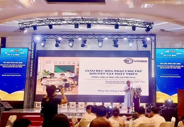 Chuyên gia trình bày về can thiệp đa ngành cho trẻ tự kỷ tại hội thảo