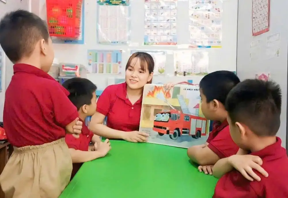Trẻ tự kỷ thường ăn vạ phải làm gì?