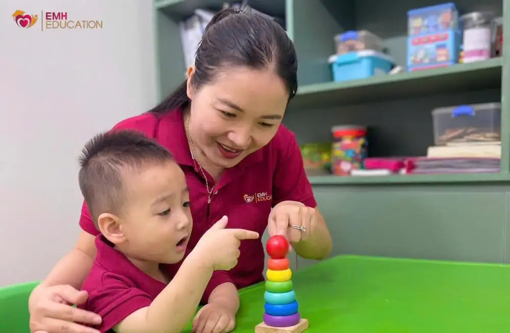 Trẻ chỉ nói khi có nhu cầu có bình thường không?