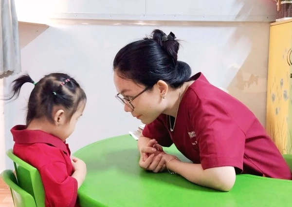 Trẻ chậm nói đang học can thiệp tại Trung Tâm EMH Biên Hòa