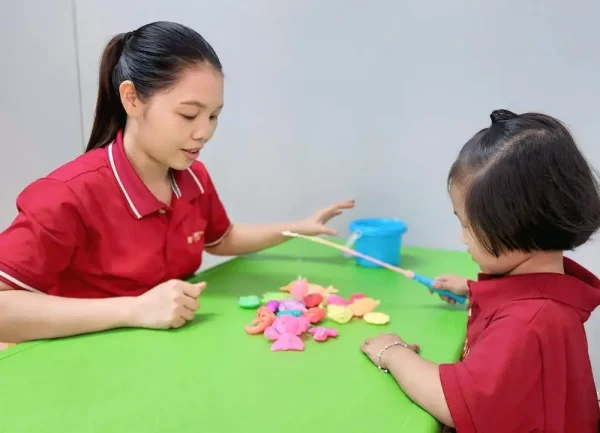 Ba mẹ đồng hành giúp trẻ cải thiện khả năng giao tiếp
