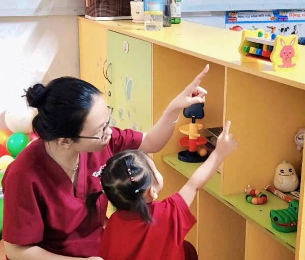 Giáo viên hỗ trợ trẻ chậm nói phát triển ngôn ngữ