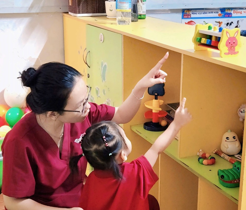 Trẻ tự kỷ không hợp tác phải làm sao?