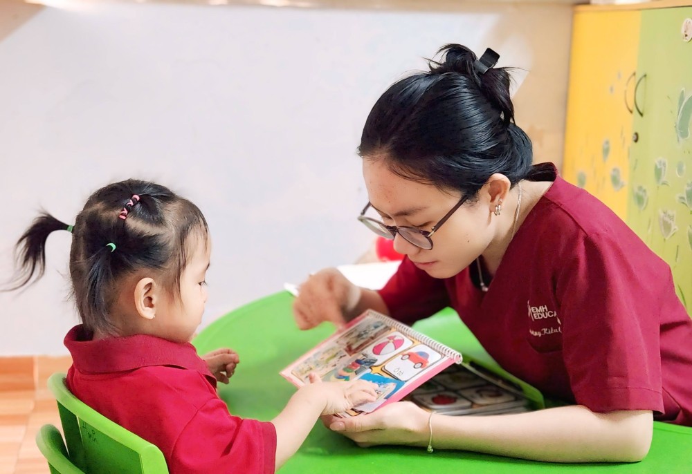 Cha mẹ nên hỗ trợ trẻ tự kỷ tại nhà thế nào?