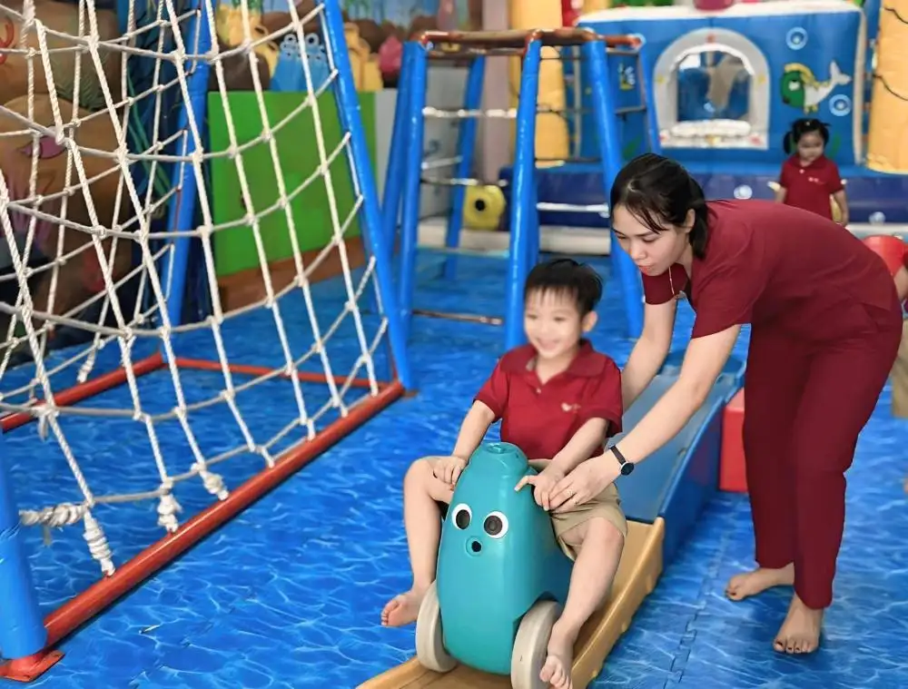 Chơi cùng con giúp trẻ tự kỷ tiến bộ không?