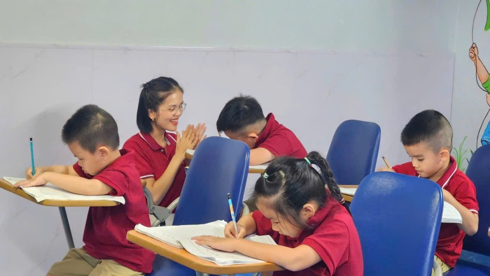 Trẻ tự kỷ có nên học bán trú?