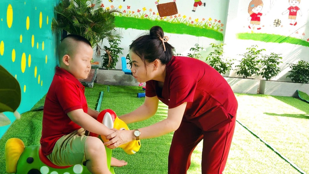 Trẻ chậm nói có theo kịp bạn bè không?