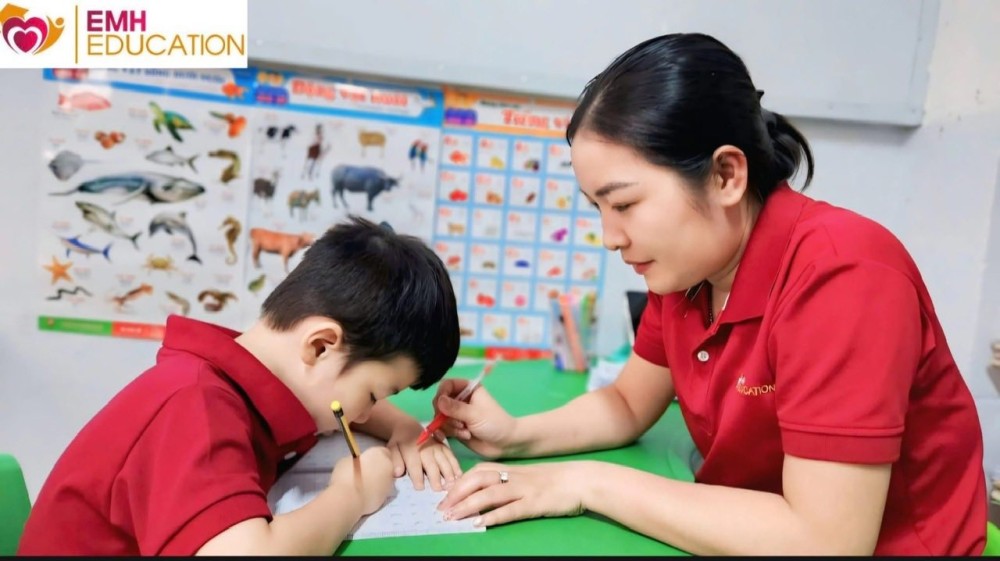 Cha mẹ cần tránh gì khi dạy trẻ chậm nói?